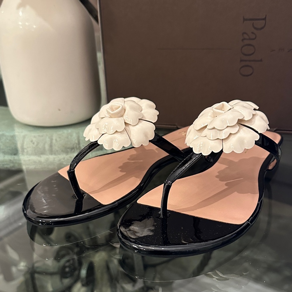 New in Box $125 Linea Paolo Black and Cream Floral Leather Sandals sz 9 - Picture 2 of 11
